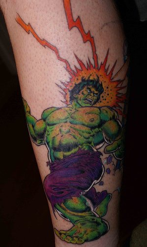 手臂彩色攻击巨人闪电纹身图案