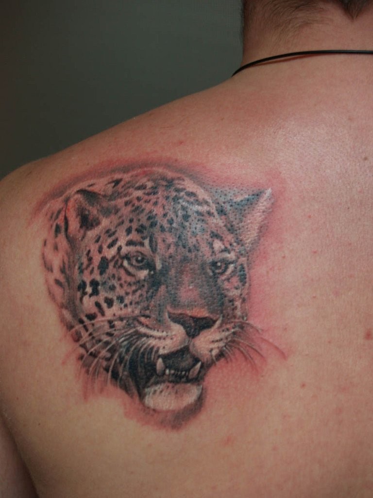 肩部逼真的彩色豹头纹身图案