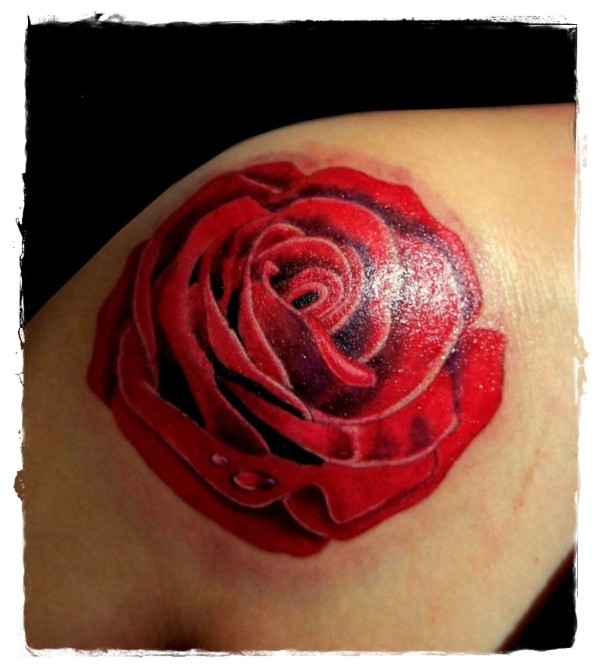 肩部典型的彩绘红玫瑰纹身图案