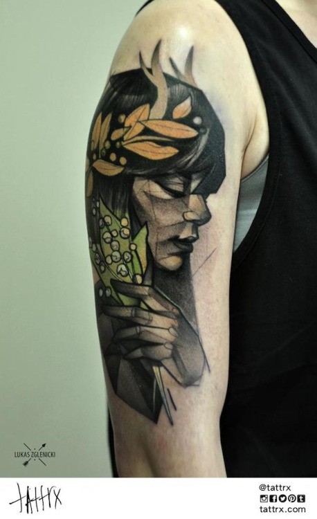 肩部彩色素描风格的女人纹身图案