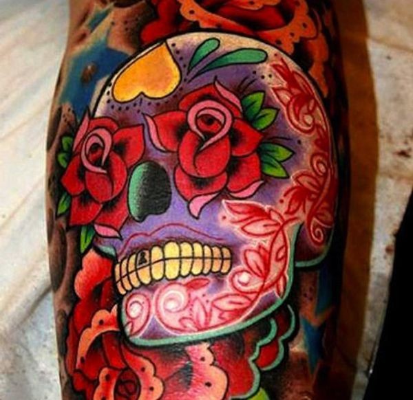 手臂彩色糖头骨与红玫瑰纹身图案