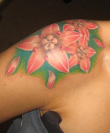 肩部彩色五角星花朵纹身图案