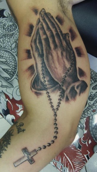 手臂祷告的手和念珠纹身图片