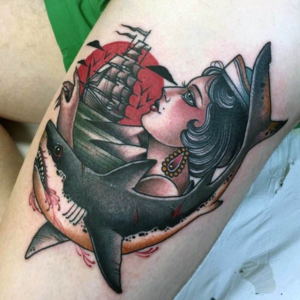 手臂彩色old school水手女子与鲨鱼纹身图片