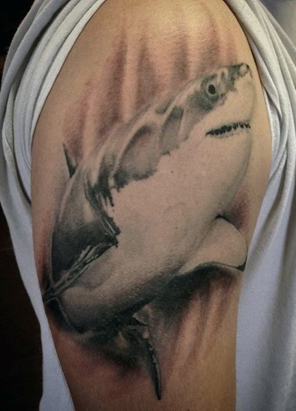 现实主义风格的黑灰大鲨鱼纹身图案