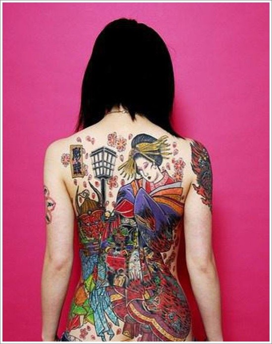 背部彩色日本女性纹身图片