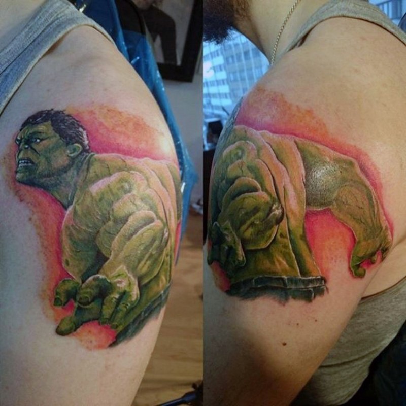 肩部漫画风彩色愤怒的绿巨人纹身图案