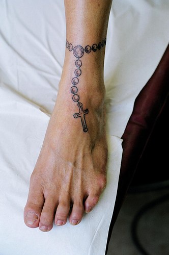 腿部简单的脚链十字架纹身图片