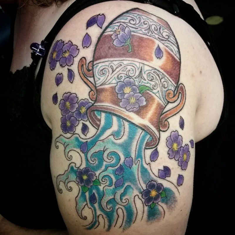 肩部漂亮的彩色水瓶座纹身图片