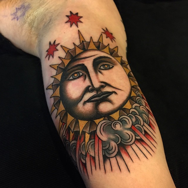 手臂彩色太阳与星星纹身图案