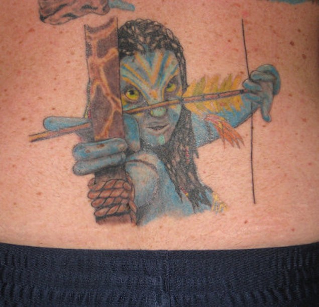 腰部彩色猎人女人纹身图案