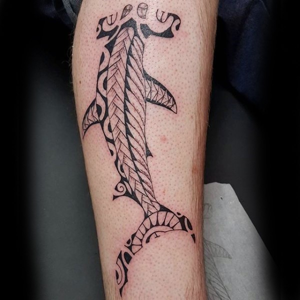 腿部黑色波利尼西亚风格的锤头鲨纹身