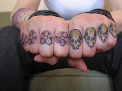 手指四朵红花和头骨纹身图案