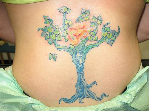 腰部彩色大树叶子纹身图案