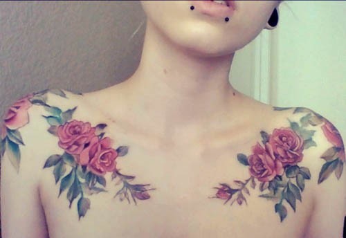 女性肩部彩色漂亮的玫瑰纹身图片