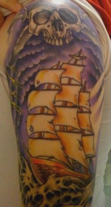 肩部彩色海盗骷髅船纹身图案