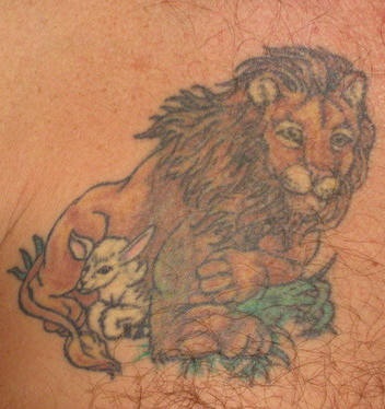 肩部彩色狮子与羊纹身图案