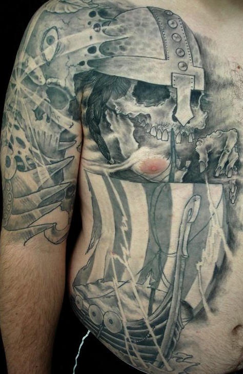 胸部黑灰维京战士的头骨纹身图案