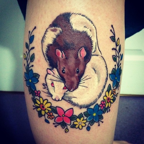 腿部插画风格的彩色花鼠纹身图案