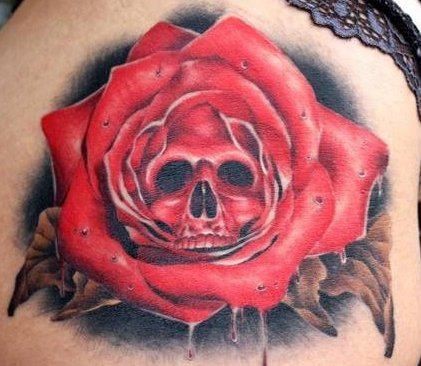 腿部彩色红玫瑰与骷髅纹身图片