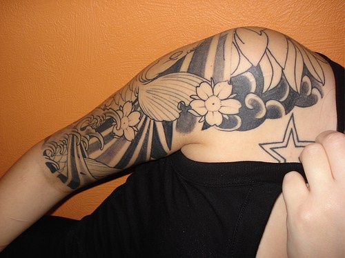 肩部黑色日式传统纹身图片