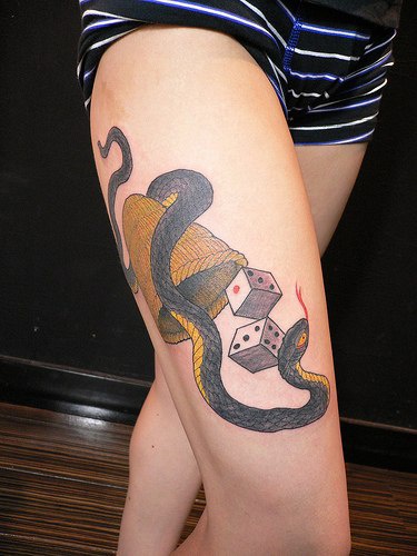 腿部彩色蛇和骰子纹身图片