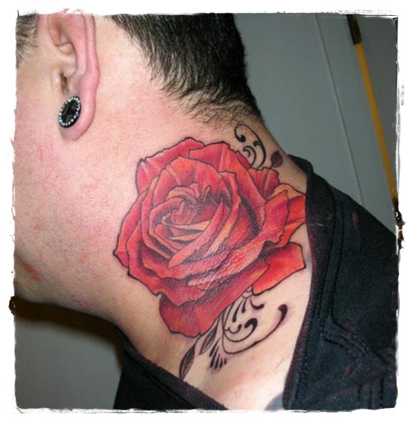 脖子上的彩色红玫瑰纹身图案