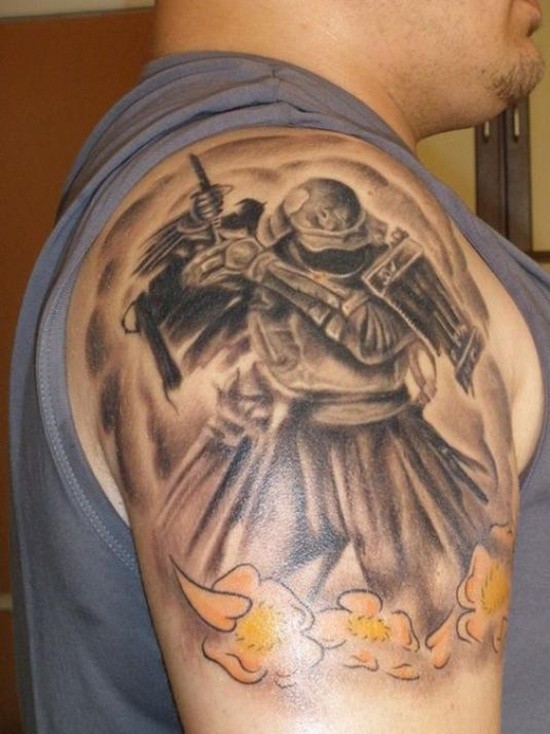 肩部黑暗武士与黄花纹身图案