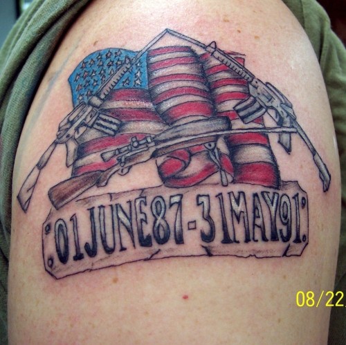 肩部彩色美国军事标志纹身图案