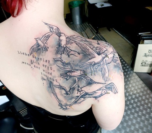 女性肩部插画风格飞鸟纹身图片