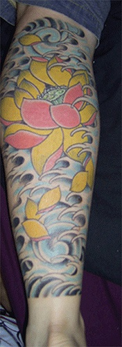 腿部彩色杂色花朵纹身图案