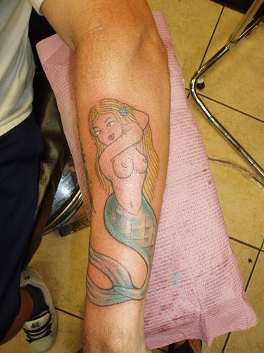 手臂彩色裸体金发美人鱼纹身图片