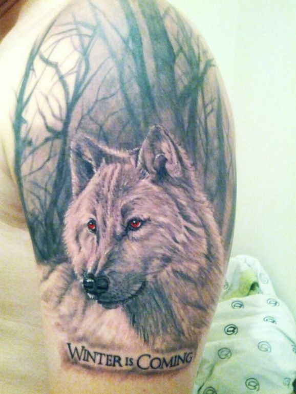 肩部灰色保鲁夫在树林里的纹身图案