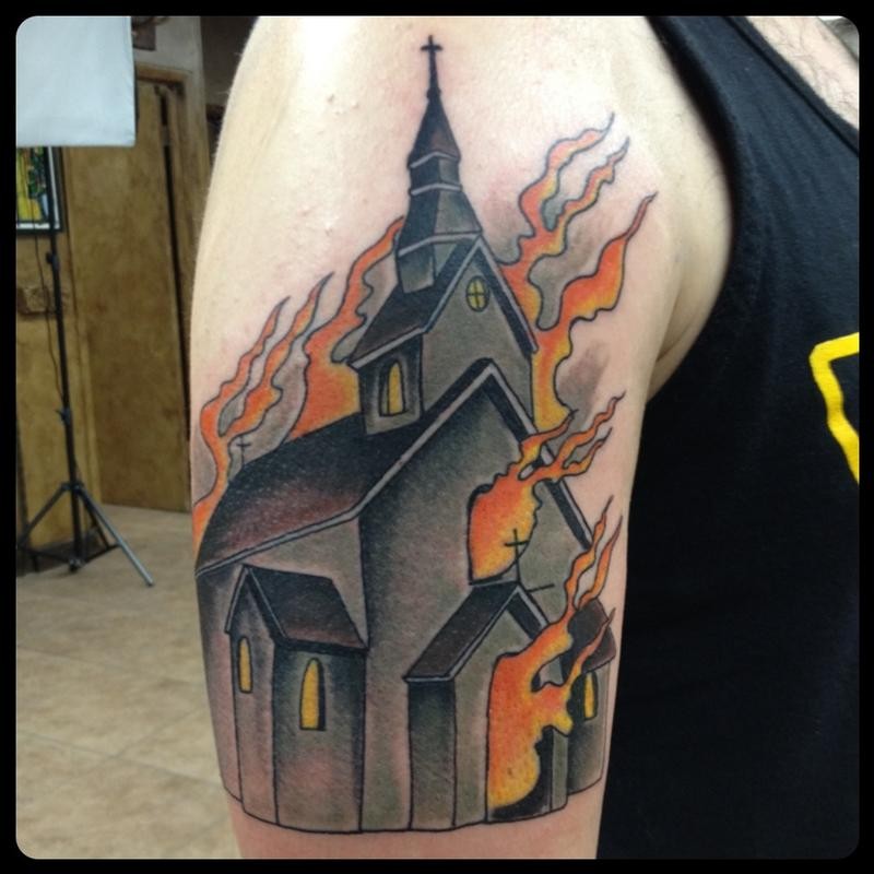 肩部彩色燃烧教堂纹身图案