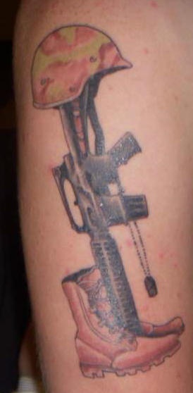 手臂彩色军事枪支纹身图案