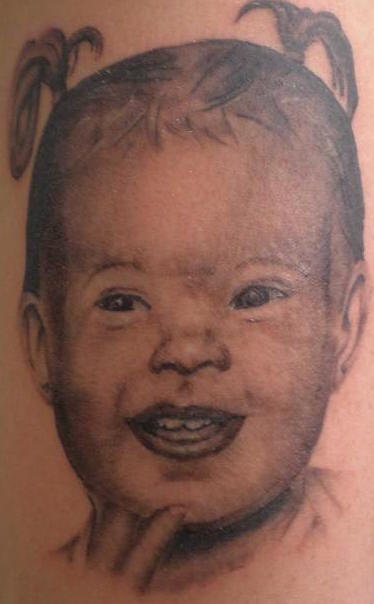 肩部棕色儿童肖像纹身图案
