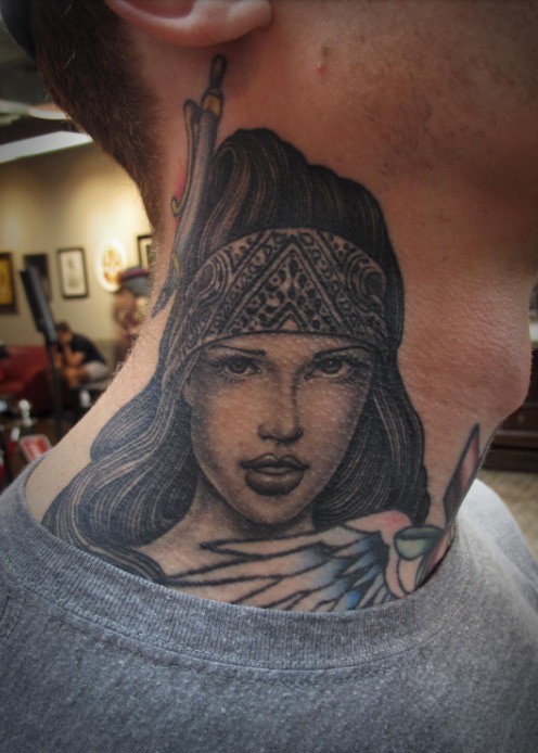 男性脖子黑色女孩肖像纹身图案