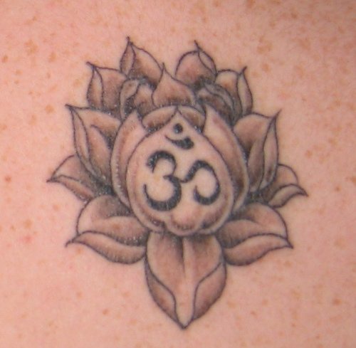 背部黑灰莲花与字符纹身图案
