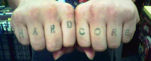 手指简单的字母风格纹身图案