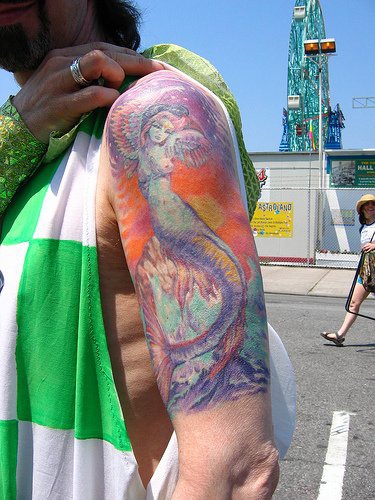 肩部彩色超现实的美人鱼纹身图案