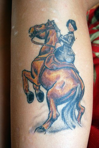 腿部彩色马背上的夫人纹身图片