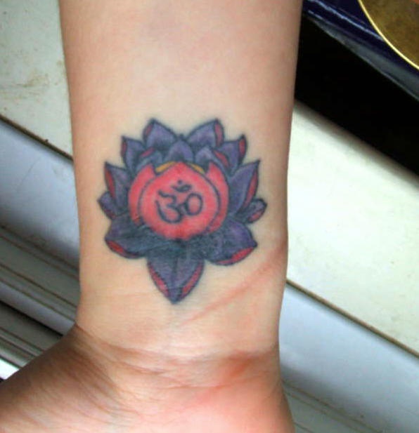 手腕上的深紫色莲花纹身图案