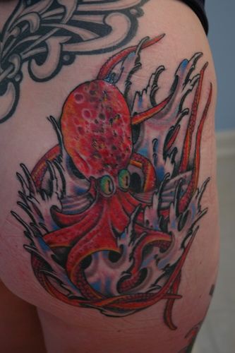 腿部彩色在波浪中的红色章鱼纹身