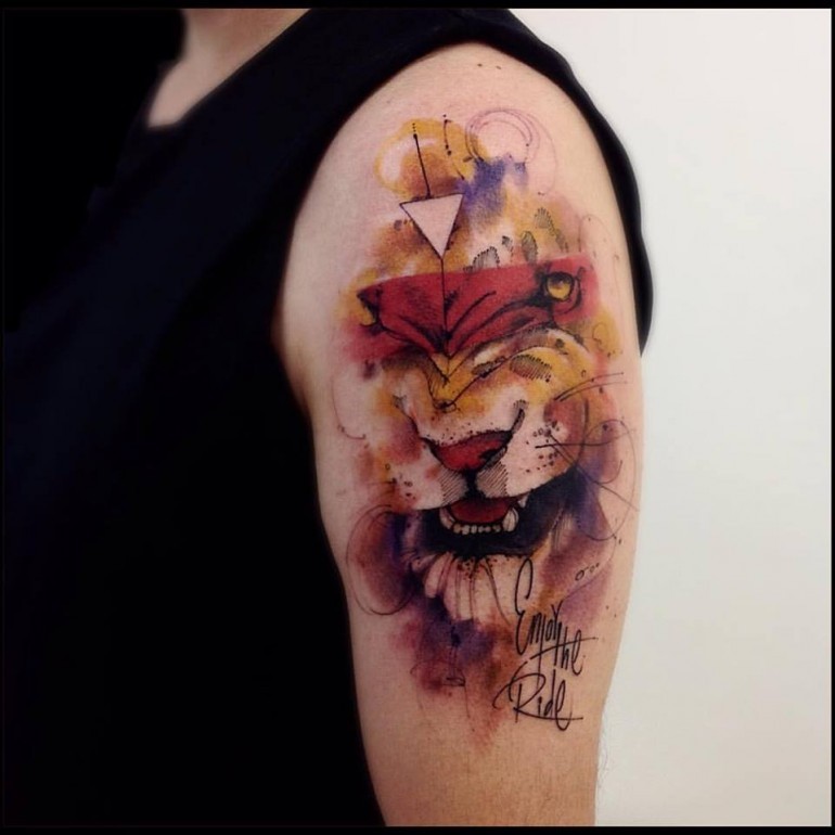 肩部水彩画风格的狮子纹身图片