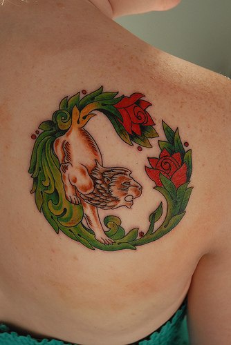 女性肩部彩色狮子和玫瑰纹身