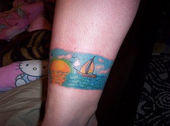 手臂彩色大海船舶纹身图案