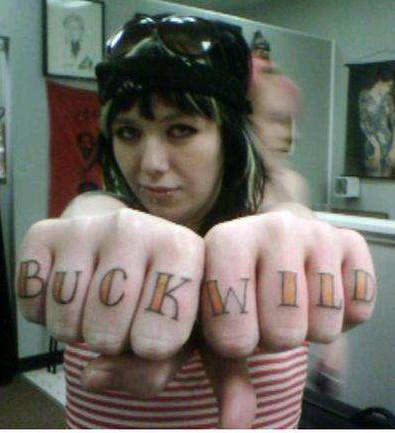 女性手指彩色字母纹身图案