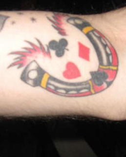 腿部彩色马蹄和扑克牌标志纹身