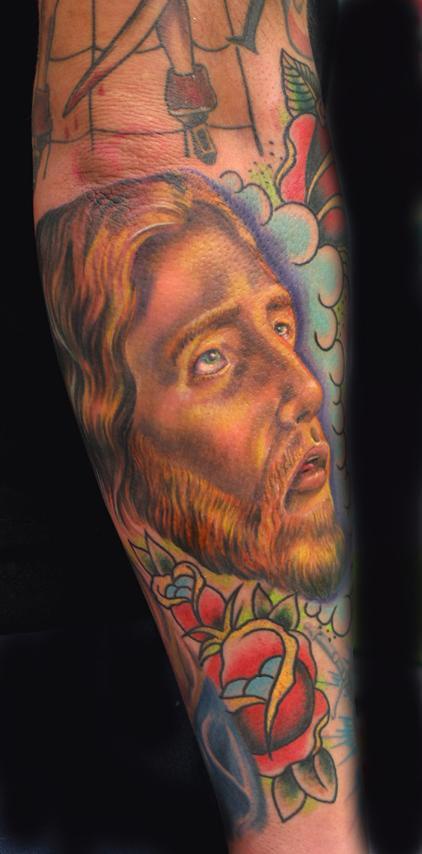 手臂彩色耶稣头像纹身图案