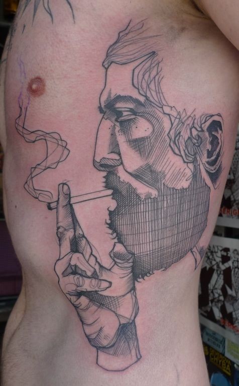 腰侧简约吸烟男子纹身图案
